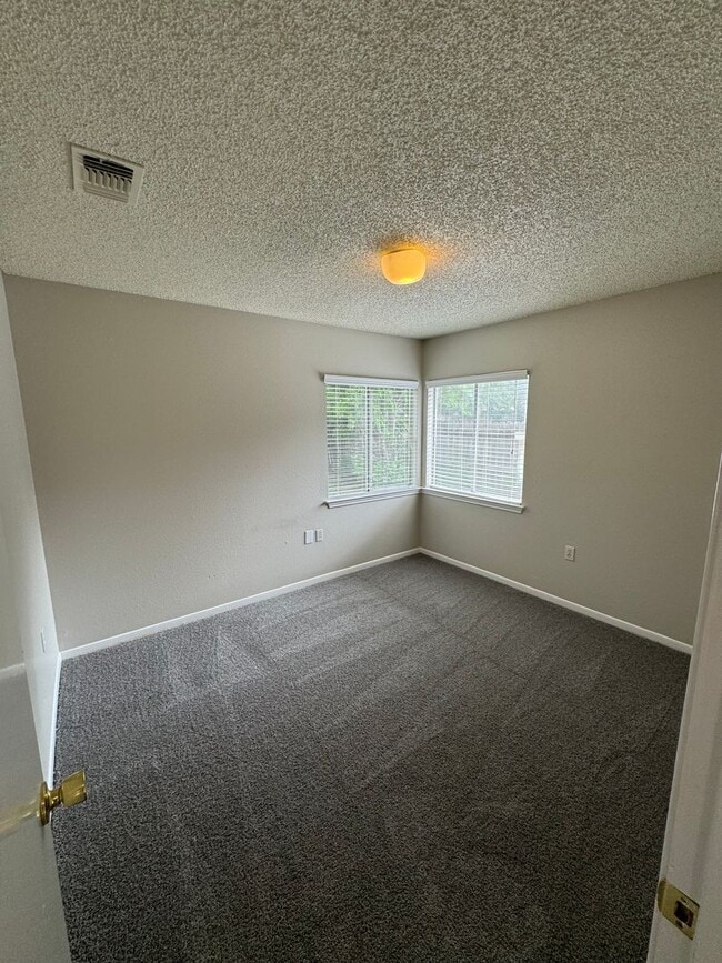 Building Photo - NICE 3 BEDROOM FEATURING WOOD VINYL PLANK ...