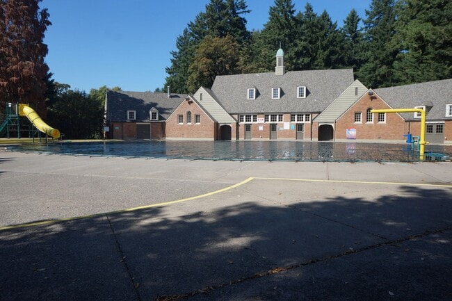 Building Photo - Amazing two bedroom sellwood beauty!