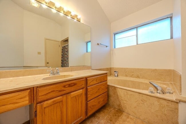 Building Photo - 1425 Longhorn Dr