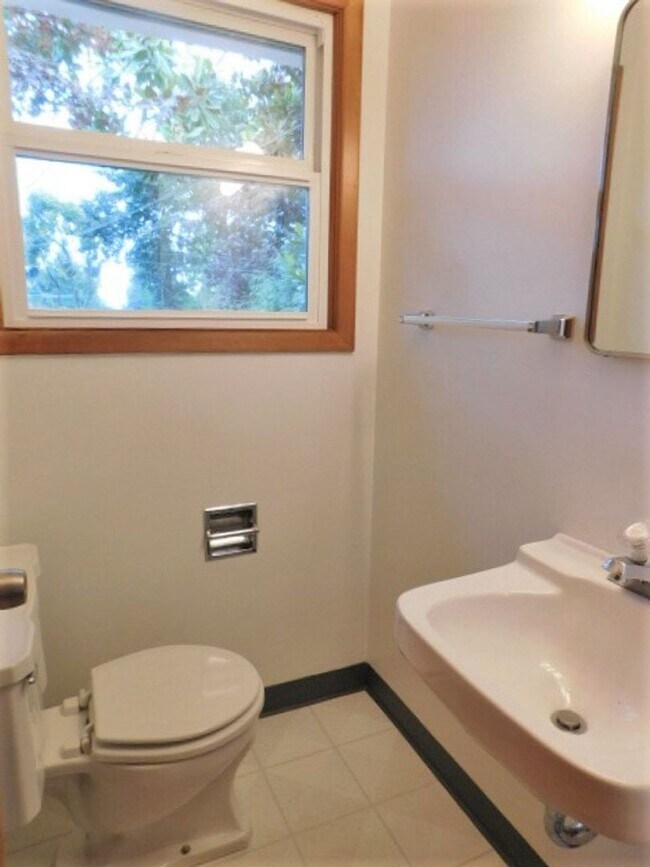 Building Photo - 3Bd/1.5Ba Single Story House - Available S...