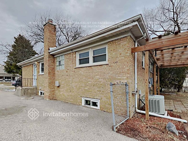 Building Photo - 557 Sumac Rd