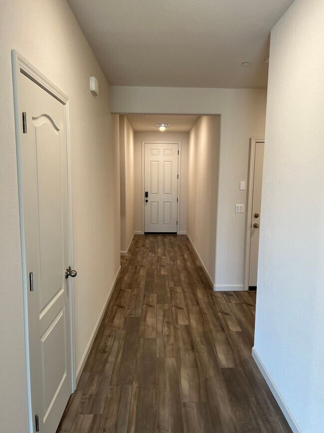 Building Photo - Gorgeous Newer Meadowlands Residence 3 Model, 4 Bedroom Unit