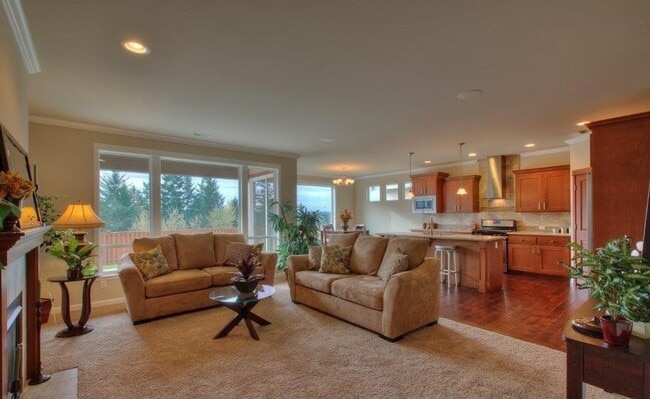 Building Photo - WELCOME HOME!!!! 5 Bedroom 2.5 Bath