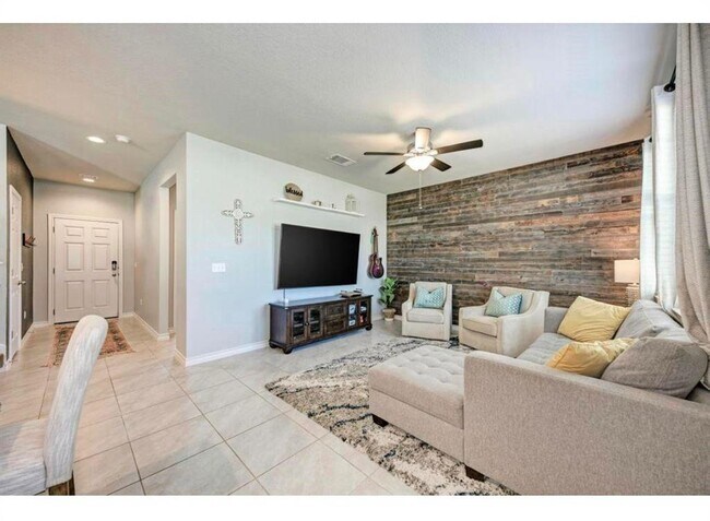 Building Photo - 5817 Daly Dr