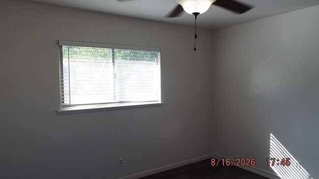 Building Photo - 807 Stonegate Dr
