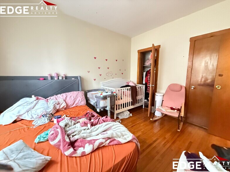 Building Photo - 160 Strathmore Rd