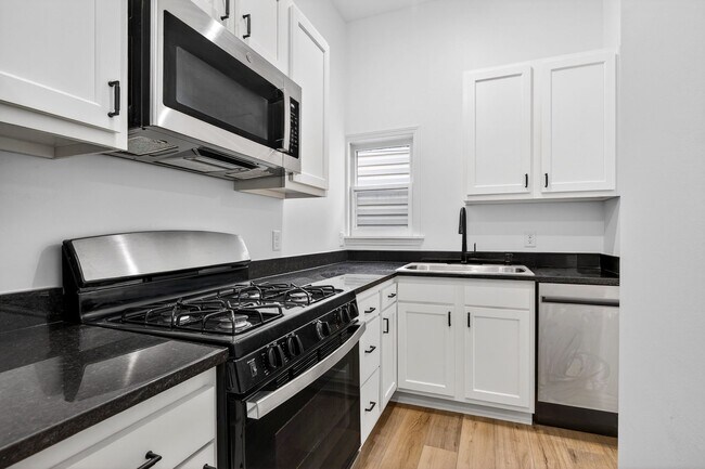Building Photo - 508 Lilly Ave
