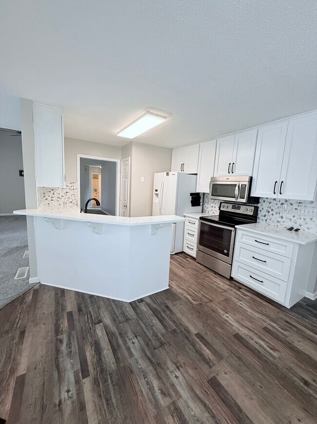 Building Photo - 31 White Oak Dr SE