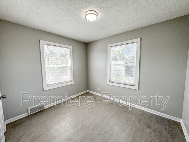 Building Photo - 801 E Bannister Rd