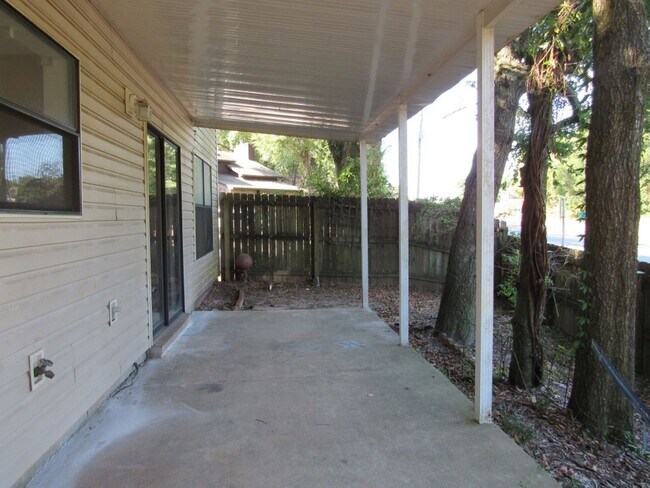 Building Photo - Convenient Northeast location!