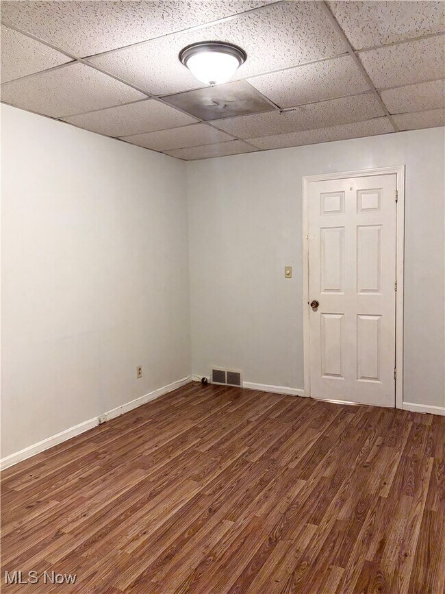 Building Photo - 1066 E 62nd St