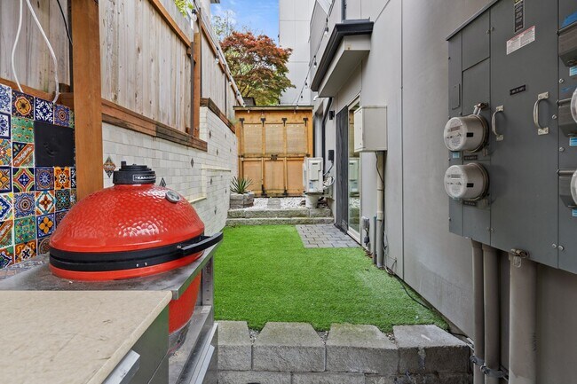 Building Photo - Stunning West Queen Anne Retreat with Iconic Puget Sound Views