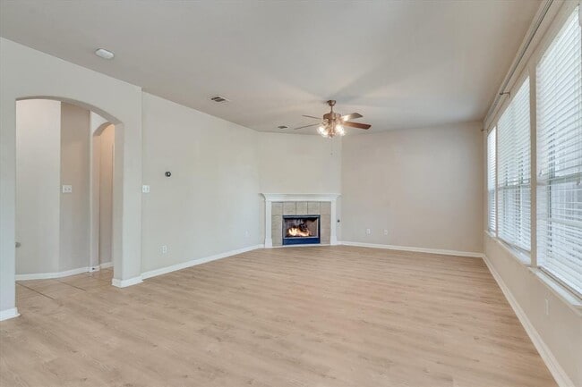 Building Photo - 4029 Lake Edge Way