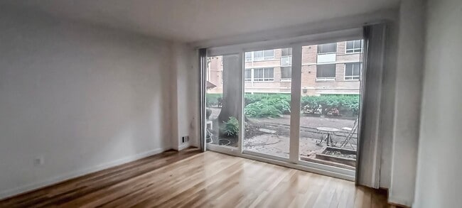 Building Photo - Sunlit 2 Bed 1 Bath, 3 Level Townhome in S...