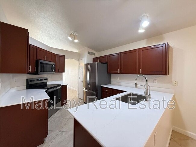 Building Photo - 766 E Baylor Ln