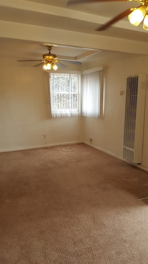 Building Photo - Charming 1bdr cottage with huge yard and garage!