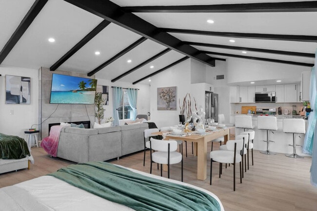 Building Photo - 5048 Bluff Pl