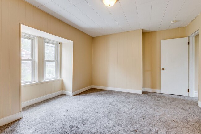 Building Photo - 236 Plymouth St