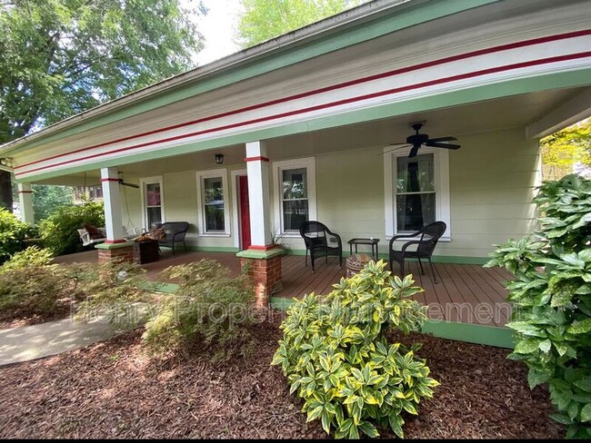 Primary Photo - 204 North Dixon Avenue