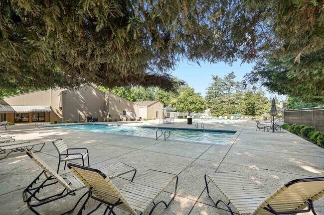 Building Photo - Fabulous Campus Commons 3 Bedroom