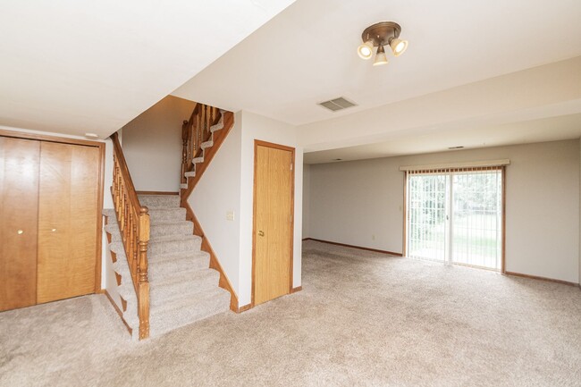 Building Photo - 3 bedroom / 2.5 bathroom Townhome for Rent...