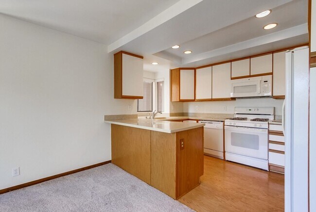 Building Photo - Prime Carlsbad Location - Available July 2025