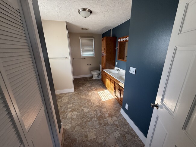 Building Photo - 595 E 700 N