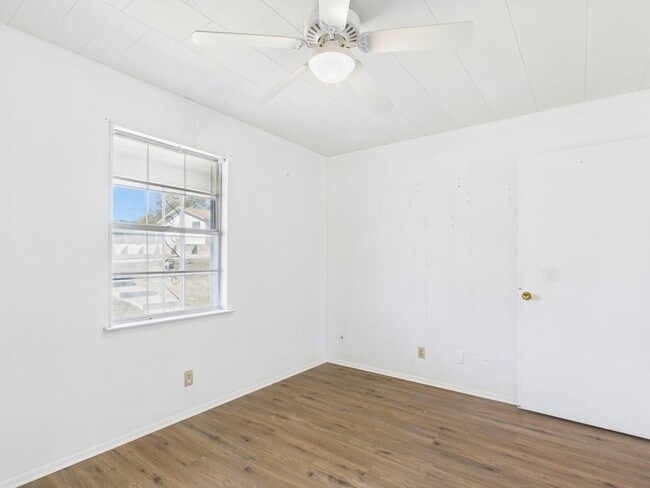 Building Photo - Unit 8