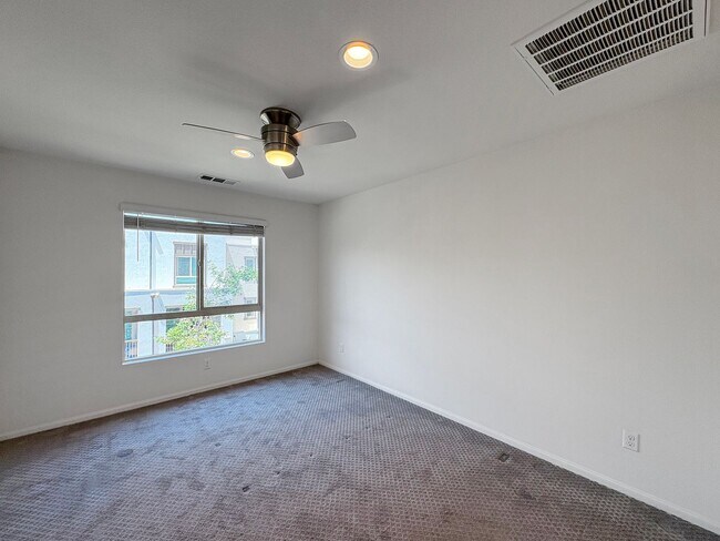 Building Photo - Beautiful 4B/3BA Vista Home w/ Pool & Mode...