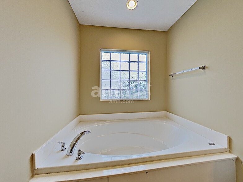 Building Photo - 4005 Strata Dr