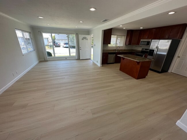 Building Photo - Bright 3BR Home with Central AC, Attached Garage & In-Unit Laundry in Fremont