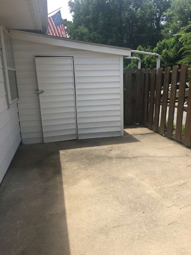 Building Photo - Adorable 2 BR | 1 BA Townhome in Goldsboro! Excellent Location!