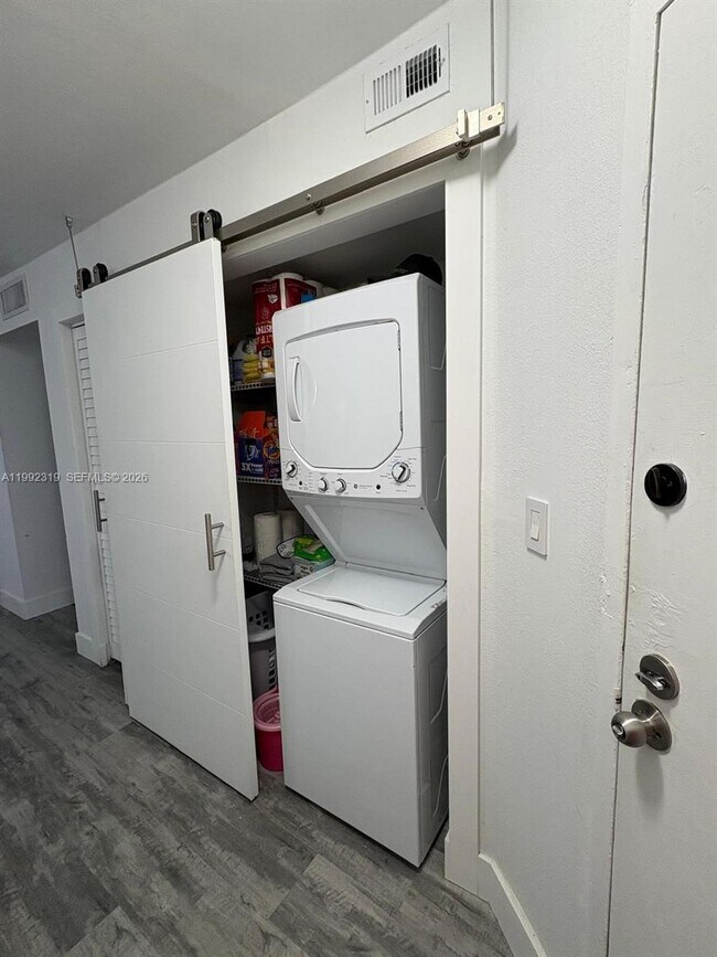 Building Photo - 1750 W 46th St