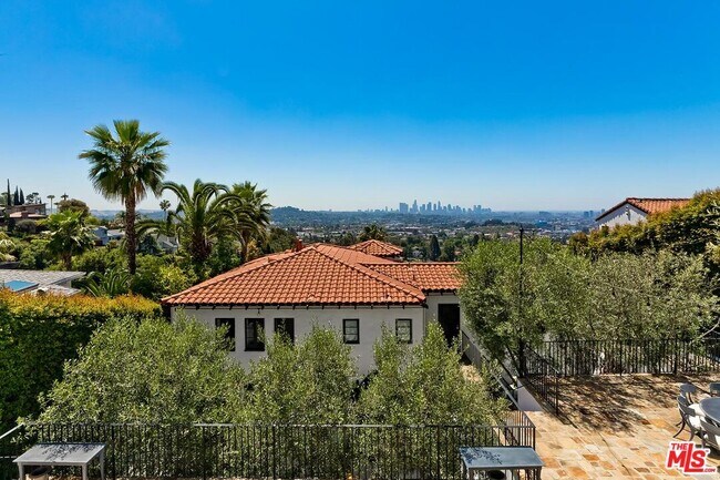 Building Photo - 2420 Chislehurst Dr