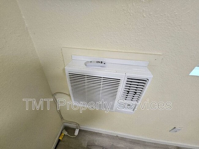 Building Photo - 1647 E 6th St