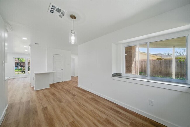 Building Photo - 9711 Derrik Dr