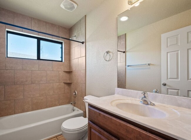 Building Photo - Spacious 3 bedroom 2.5 Bath Duplex in Gate...