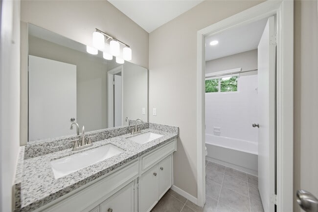 Building Photo - 21 Oldstream Ct