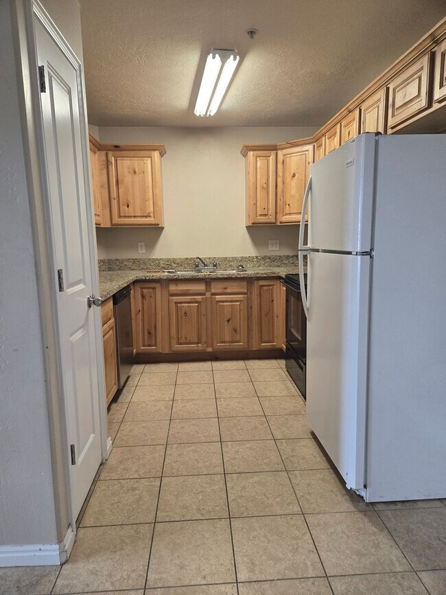 Building Photo - 3 bedroom 2 Bath condo