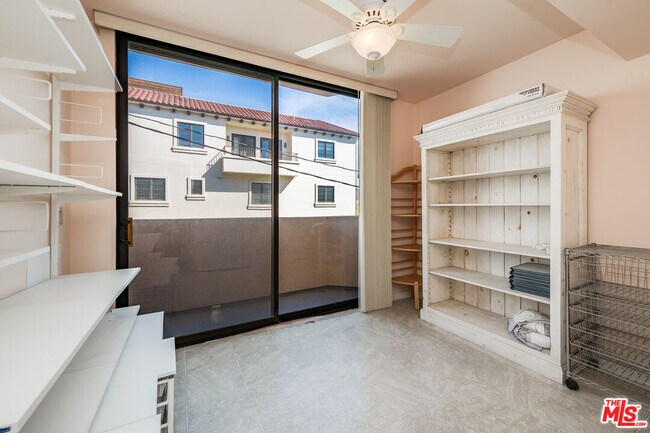 Building Photo - 450 N Maple Dr