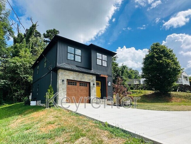 Building Photo - 1406 Lantana Ln NW
