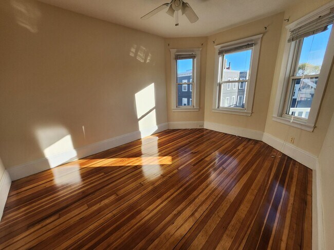 Building Photo - Third Floor 3 Bd 1 Bath Near JFK T Station w/ In Unit Laundry!