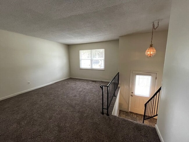 Building Photo - 4 Bedroom 2.5 Bath House with Garage and B...