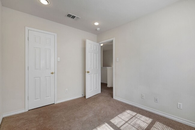 Building Photo - 7823 Kingsbury Wood