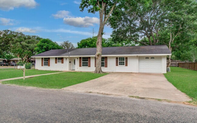 Building Photo - 1722 Front St