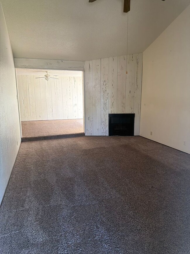 Building Photo - 2 Bed 2 Bath Duplex!