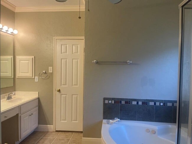 Building Photo - 3810 Hillbrook Dr