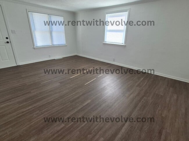 Building Photo - 3425 S Dayton Ave
