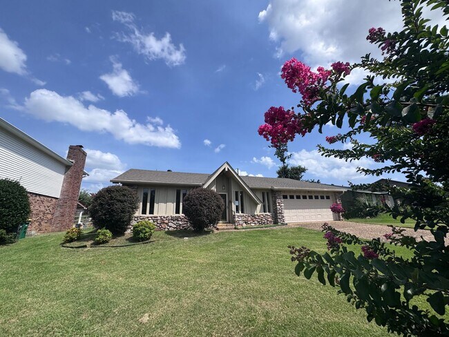 Building Photo - 1115 Briar Creek Rd