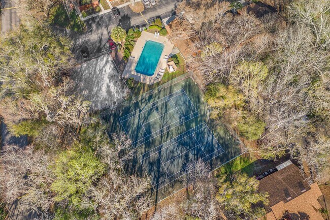 Building Photo - this well-maintained townhome features 2 bedrooms and 2 bathrooms